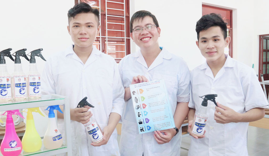Thầy Đức, Phúc và Sỹ bên những chai nước rửa tay khô - sản phẩm được tạo ra từ đề tài nghiên cứu của nhóm 