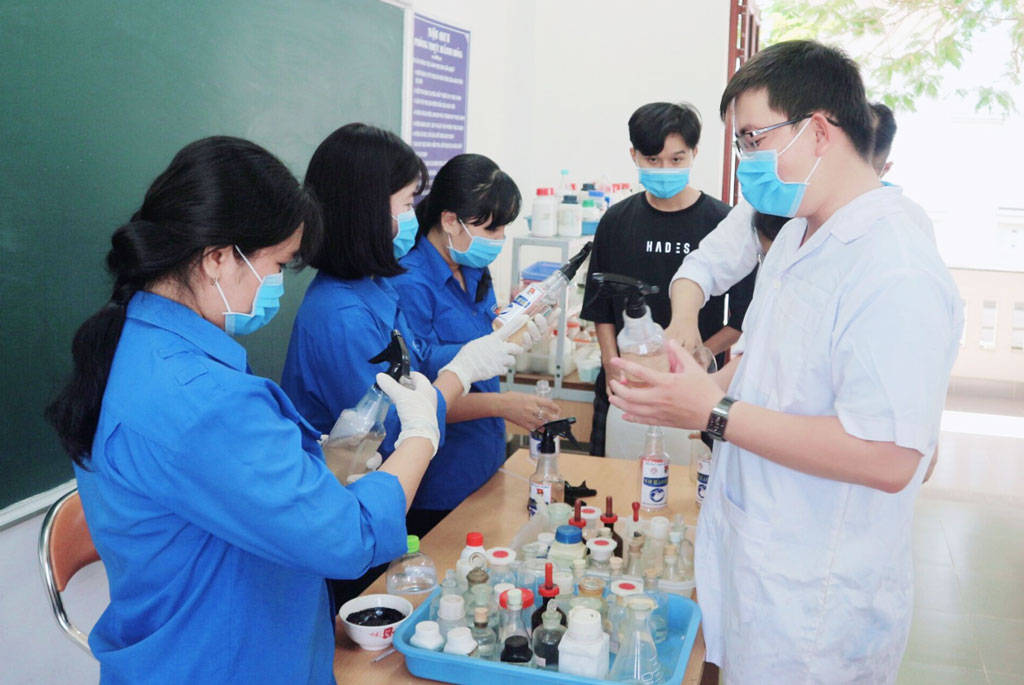 Trường THPT Hậu Nghĩa ứng dụng đề tài nghiên cứu thực hiện nước rửa tay khô kháng khuẩn