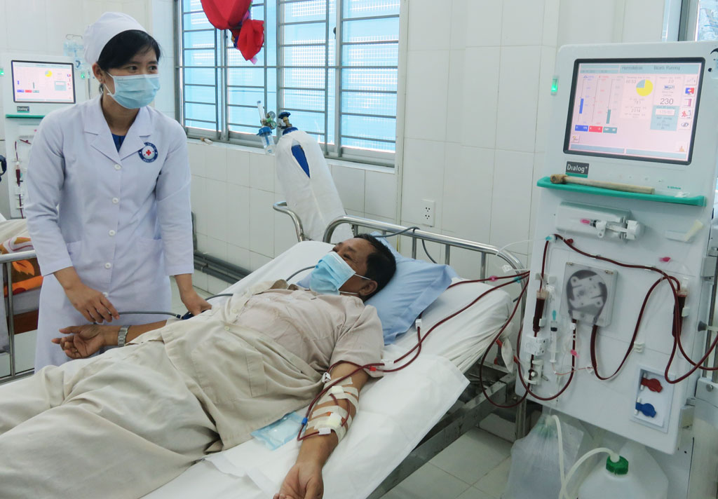 Ông Nguyễn Văn Chưởng được bác sĩ chăm sóc sức khỏe trong quá trình thực hiện chạy thận nhân tạo