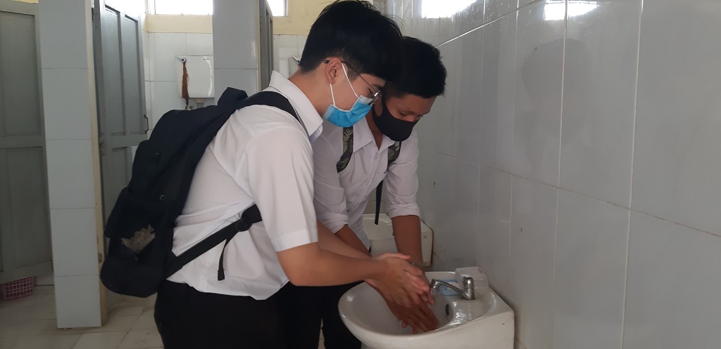 Học sinh trở lại trường