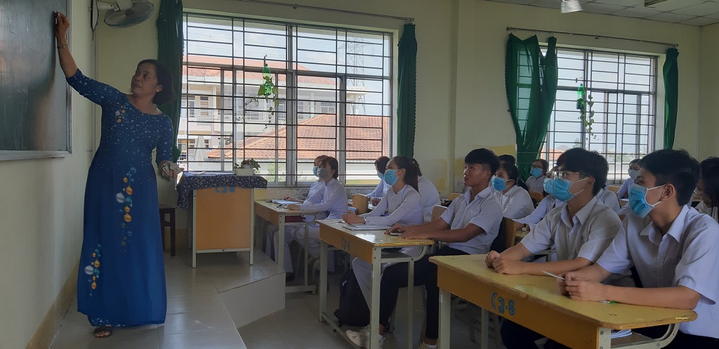 Học sinh trở lại trường