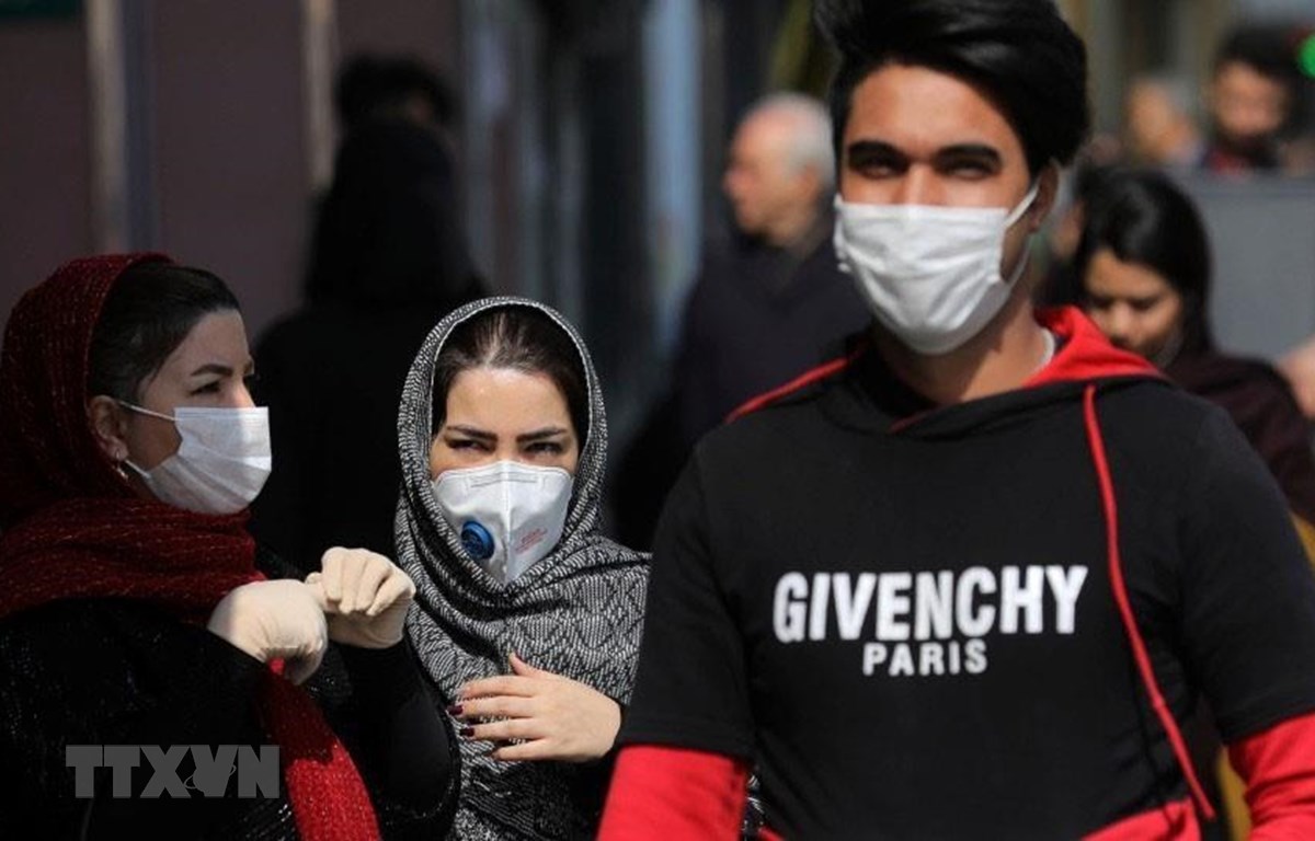 Người dân đeo khẩu trang đề phòng lây nhiễm virus SARS-CoV-2 tại Tehran, Iran ngày 23/2/2020. (Ảnh: AP/TTXVN)