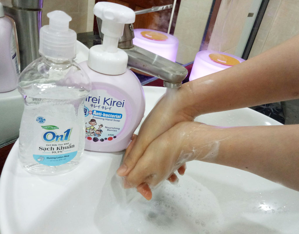 Các chuyên gia y tế khuyến cáo người dân cần thực hiện rửa tay thường xuyên bằng xà phòng trong ít nhất 20 giây