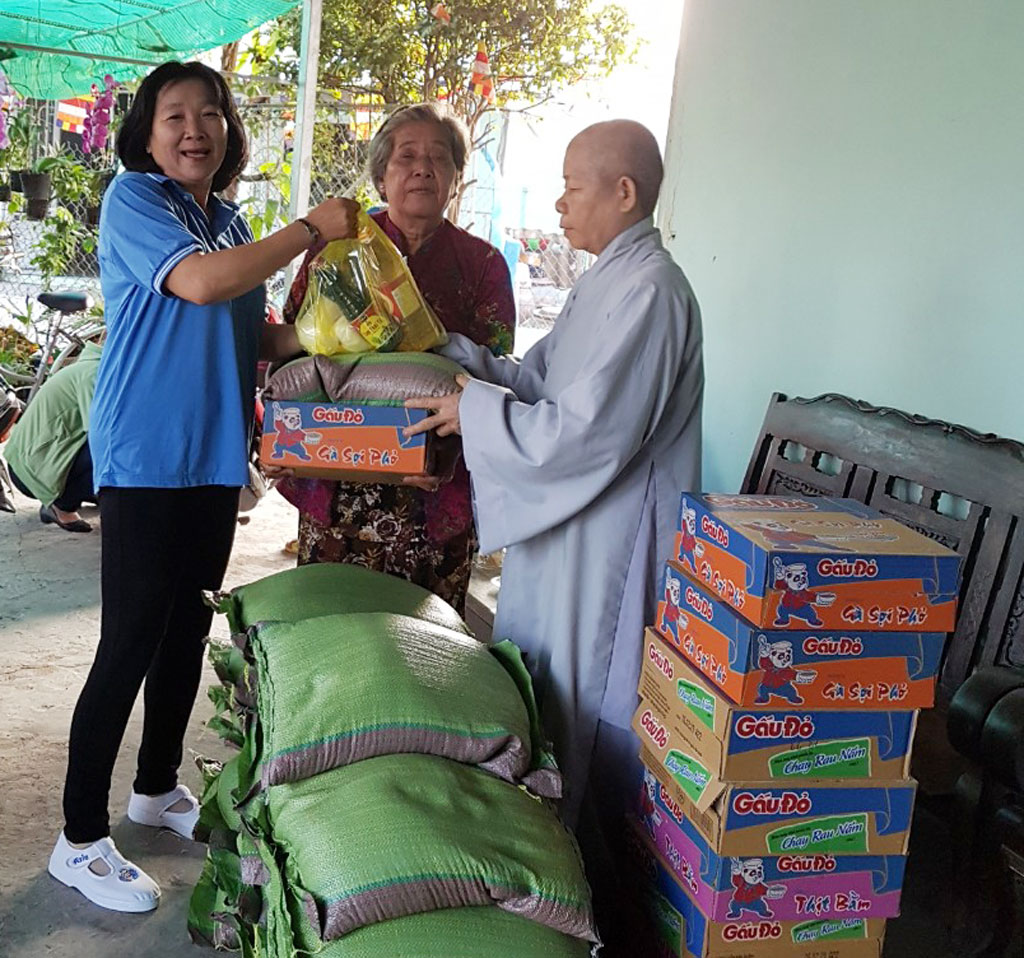 Chị Mai Thị Phú (bìa trái) đi vận động quà tặng người nghèo