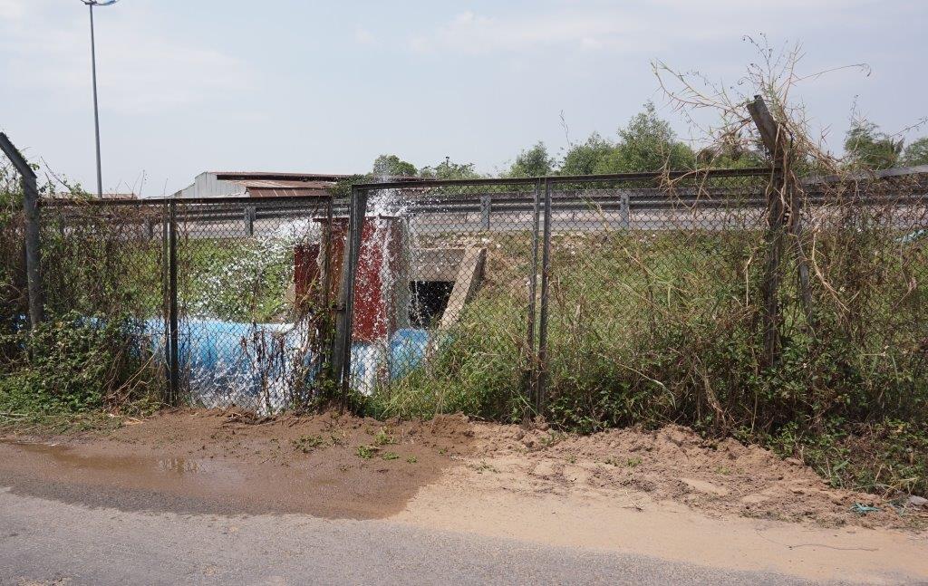 Xả nước sinh hoạt cứu lúa tại xã Bình Thạnh, huyện Thủ Thừa (cặp đường  cao tốc TP.HCM-Trung Lương)