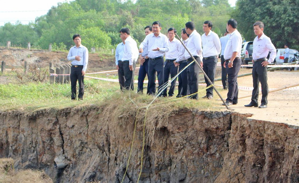 Phó Chủ tịch UBND tỉnh - Phạm Văn Cảnh khảo sát thực tế tình hình sụp lún, sạt lở trên địa bàn huyện Tân Trụ