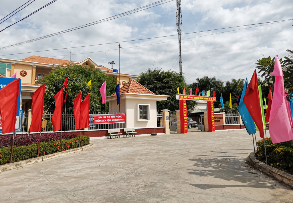 Long An: Thanh Phu is ready for first grassroots Party Congress Flags and banners welcome the congress in front of Thanh Phu commune headquarters