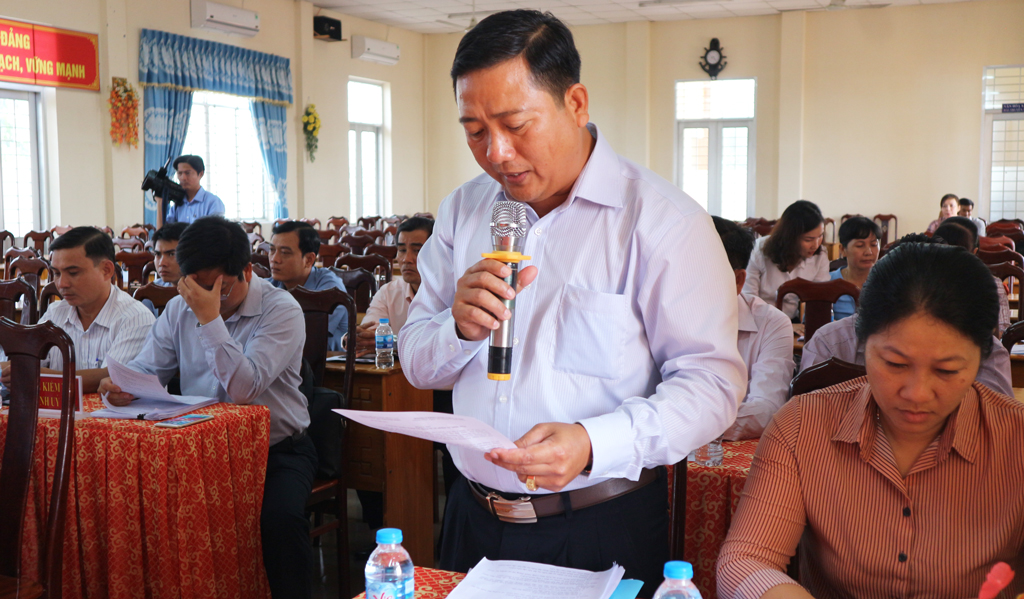 Secretary of Thanh Phu Party Committee - Le Van Loc reports the preparations for the congress
