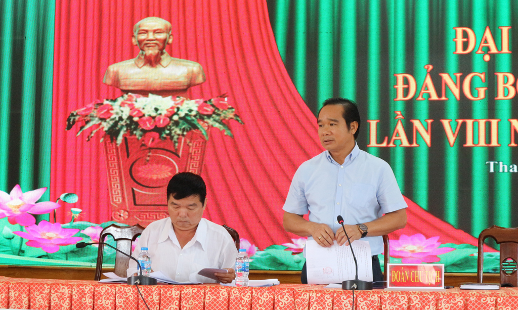 Long An: Thanh Phu is ready for first grassroots Party Congress Standing Deputy Secretary of Long An Party Committee - Nguyen Van Duoc (R) requests Thanh Phu commune to proactively prepare contingency plans, so as not to make mistakes in the congress