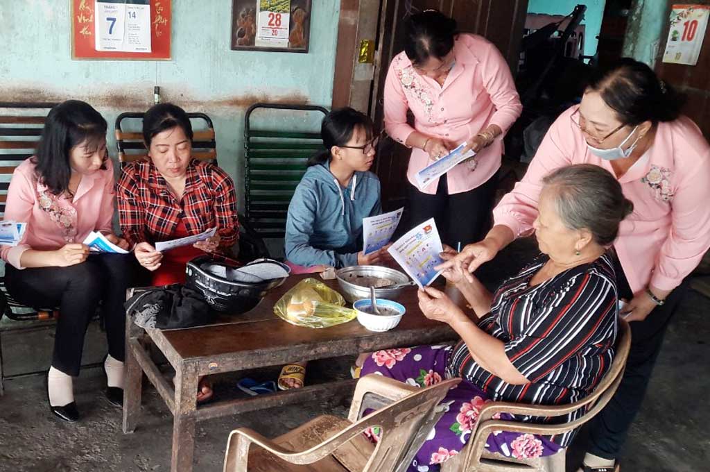 Cán bộ Mặt trận, đoàn thể tuyên truyền các vấn đề liên quan đến đời sống của người dân