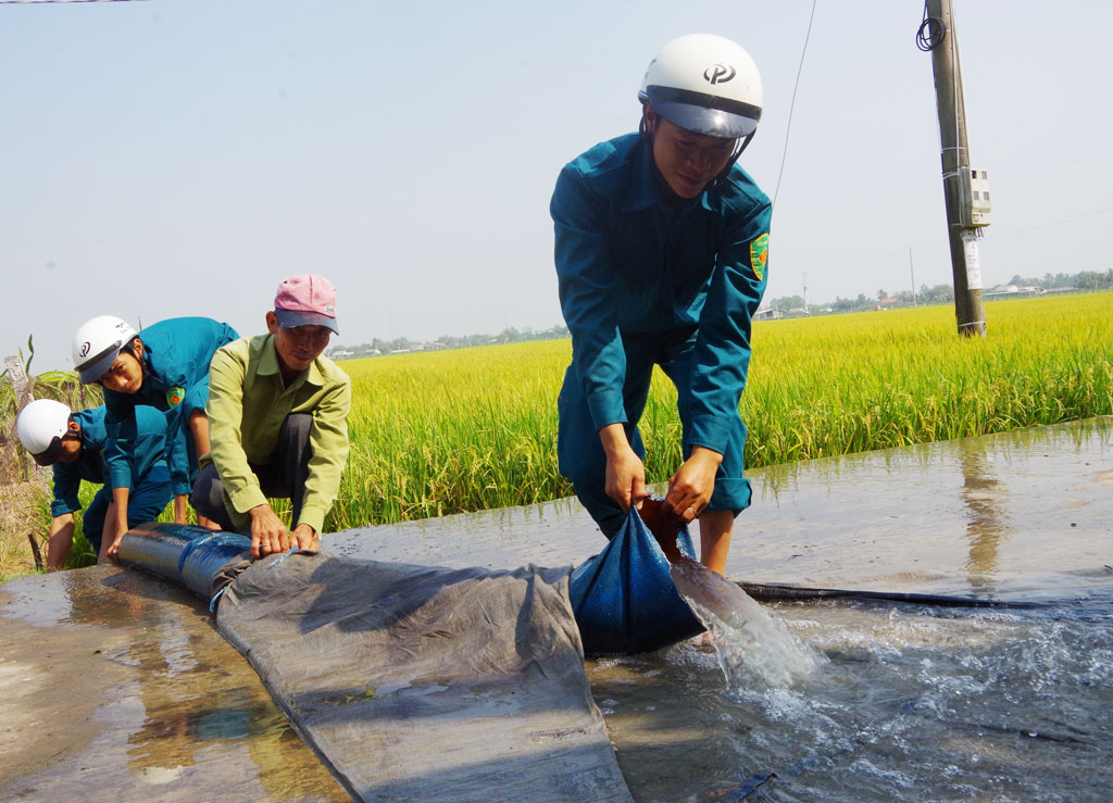 Giúp nông dân đưa nước ngọt về ruộng 