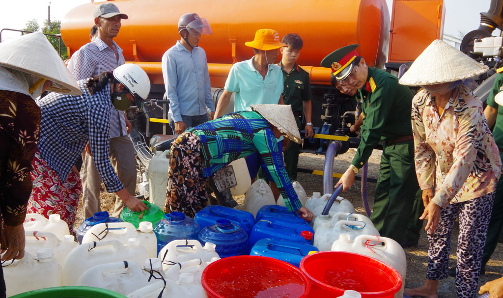 Bộ Chỉ huy Quân sự tỉnh hỗ trợ nước uống và nước sinh hoạt cho người dân xã Tân Phước Tây, huyện Tân Trụ