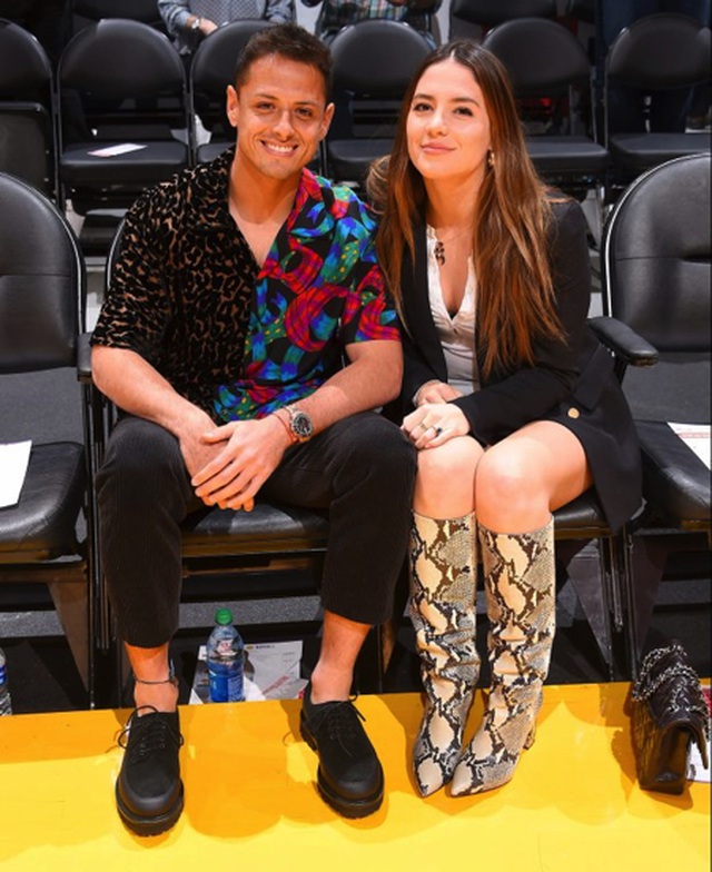 Vợ chồng Javier Hernandez vui vẻ cùng nhau đi xem một trận đấu bóng rổ
