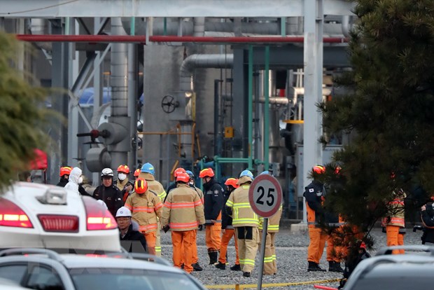 Lính cứu hỏa được triển khai tại hiện trường vụ nổ ở nhà máy của Tập đoàn hóa chất Lotte thuộc thành phố Seosan, miền Nam Hàn Quốc sáng 4/3/2020. (Nguồn: Yonhap/TTXVN)