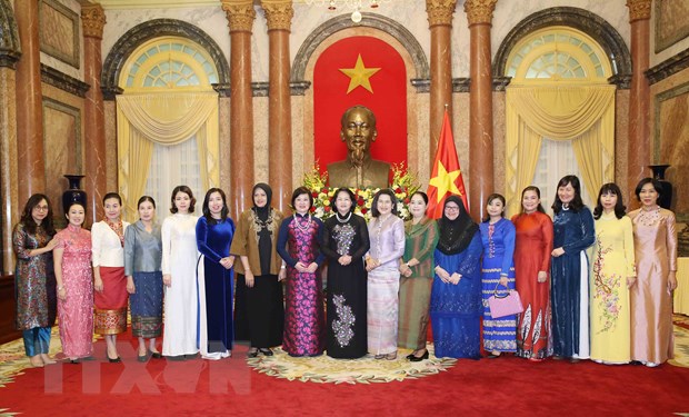 Phó Chủ tịch nước Đặng Thị Ngọc Thịnh với các đại biểu. (Ảnh: Phương Hoa/TTXVN)