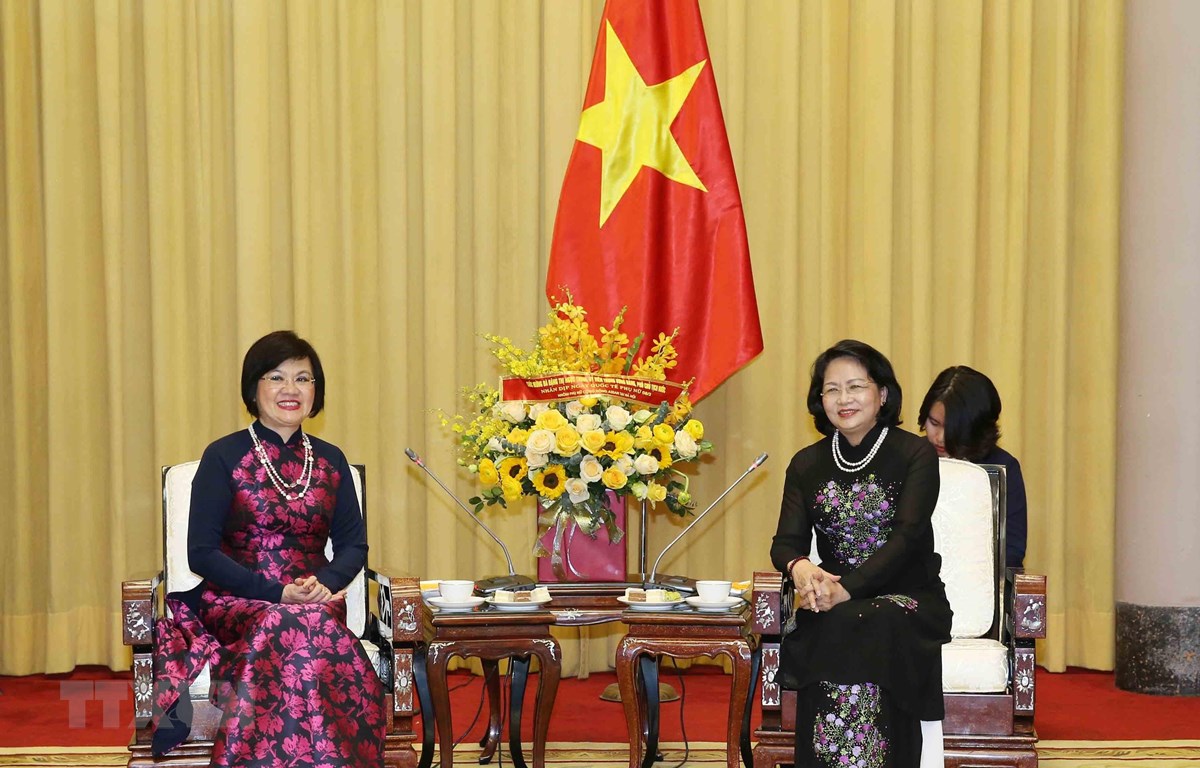 Phó Chủ tịch nước Đặng Thị Ngọc Thịnh với Đại sứ Nguyễn Nguyệt Nga, Chủ tịch danh dự Nhóm Phụ nữ Cộng đồng ASEAN tại Hà Nội. Ảnh: Phương Hoa/TTXVN)