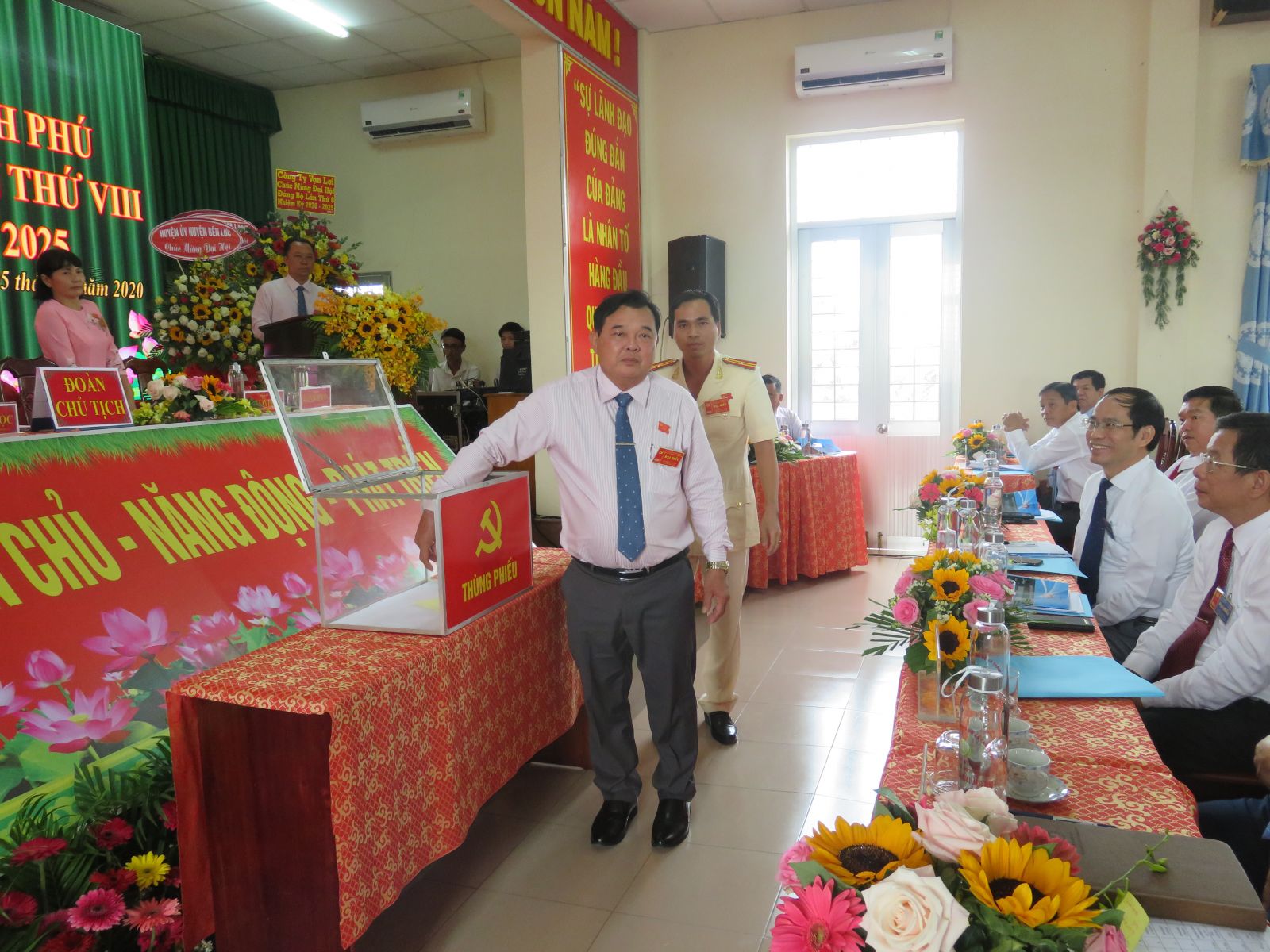 Deputies vote to elect the new Executive Committee of the Party Committee