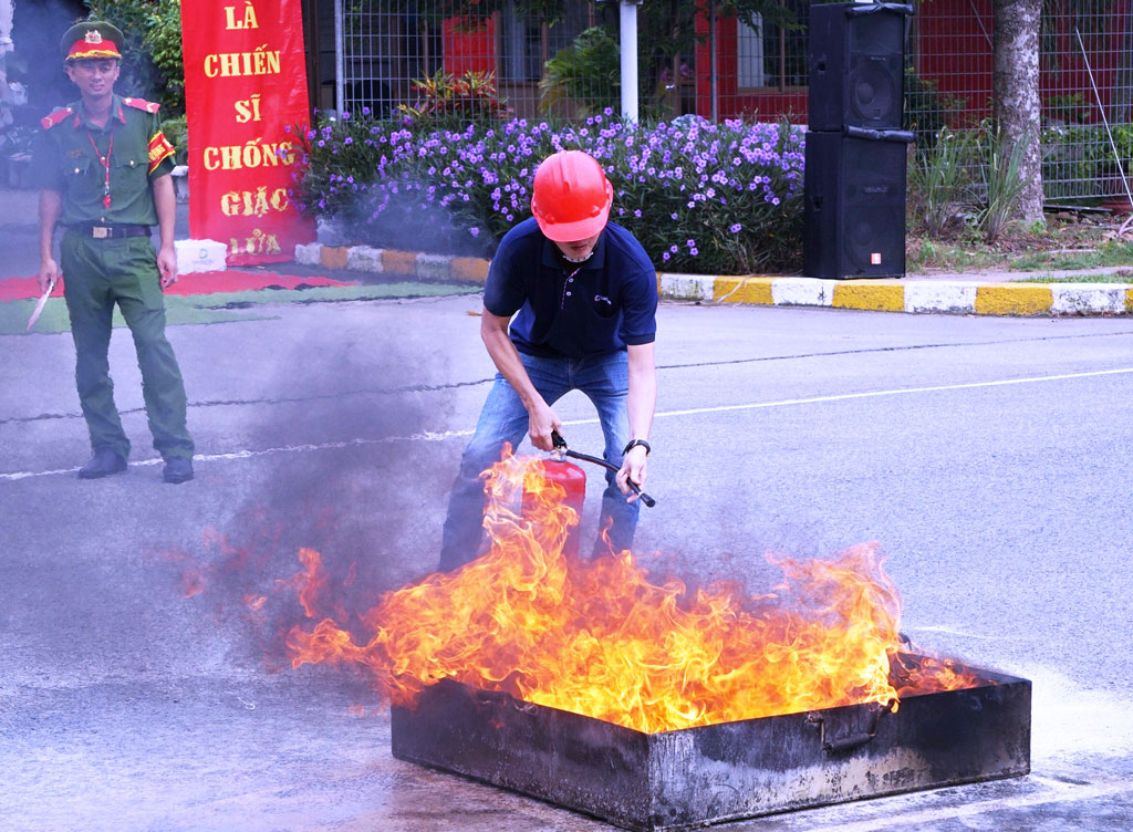 Các công ty tham gia diễn tập phòng cháy, chữa cháy tại Khu công nghiệp Long Hậu