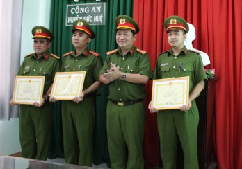 UBND TP.Sa Đéc khen thưởng cá nhân thuộc Công an Đức Huệ phối hợp trấn áp tội phạm