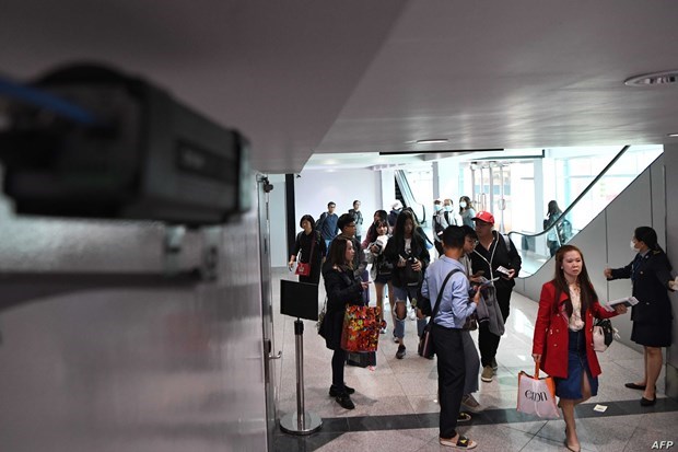 Giám sát thân nhiệt của hành khách tại sân bay Phnom Penh. (Ảnh: AFP)