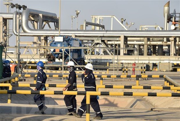 Công nhân công ty dầu Aramco làm việc tại nhà máy chế dầu Abqaiq của Saudi Arabia. (Ảnh: AFP/TTXVN)
