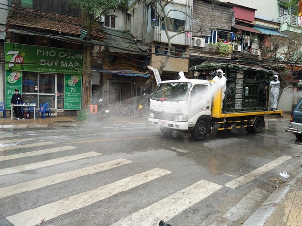 Khử trùng tại Trúc Bạch. (Ảnh: PV/Vietnam+)