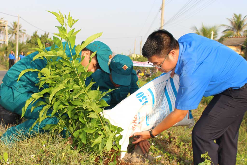 Đoàn viên, thanh niên ra quân trồng cây xanh trong hoạt động Ngày Chủ nhật xanh lần I năm 2020 góp phần bảo vệ môi trường tự nhiên