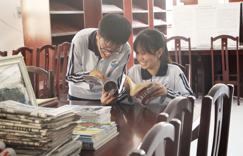 Khi đến Thư viện Nguyễn Hữu Thọ, các em học sinh luôn được tạo mọi điều kiện thoải mái nhất khi đọc sách, học bài