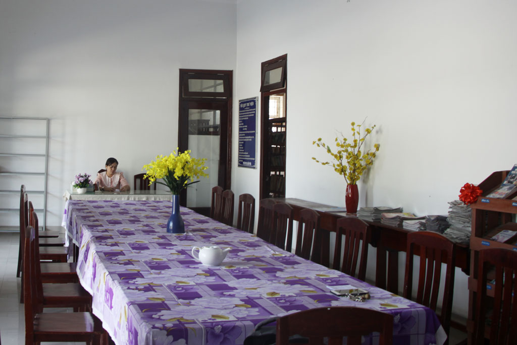 Bài 1: Có gì trong thư viện? Một không gian sạch sẽ, thoáng mát, đủ ánh sáng với bàn ghế, quạt được trang bị đầy đủ là điểm chung dễ thấy của tất cả thư viện (Ảnh chụp tại Thư viện huyện Đức Hòa)