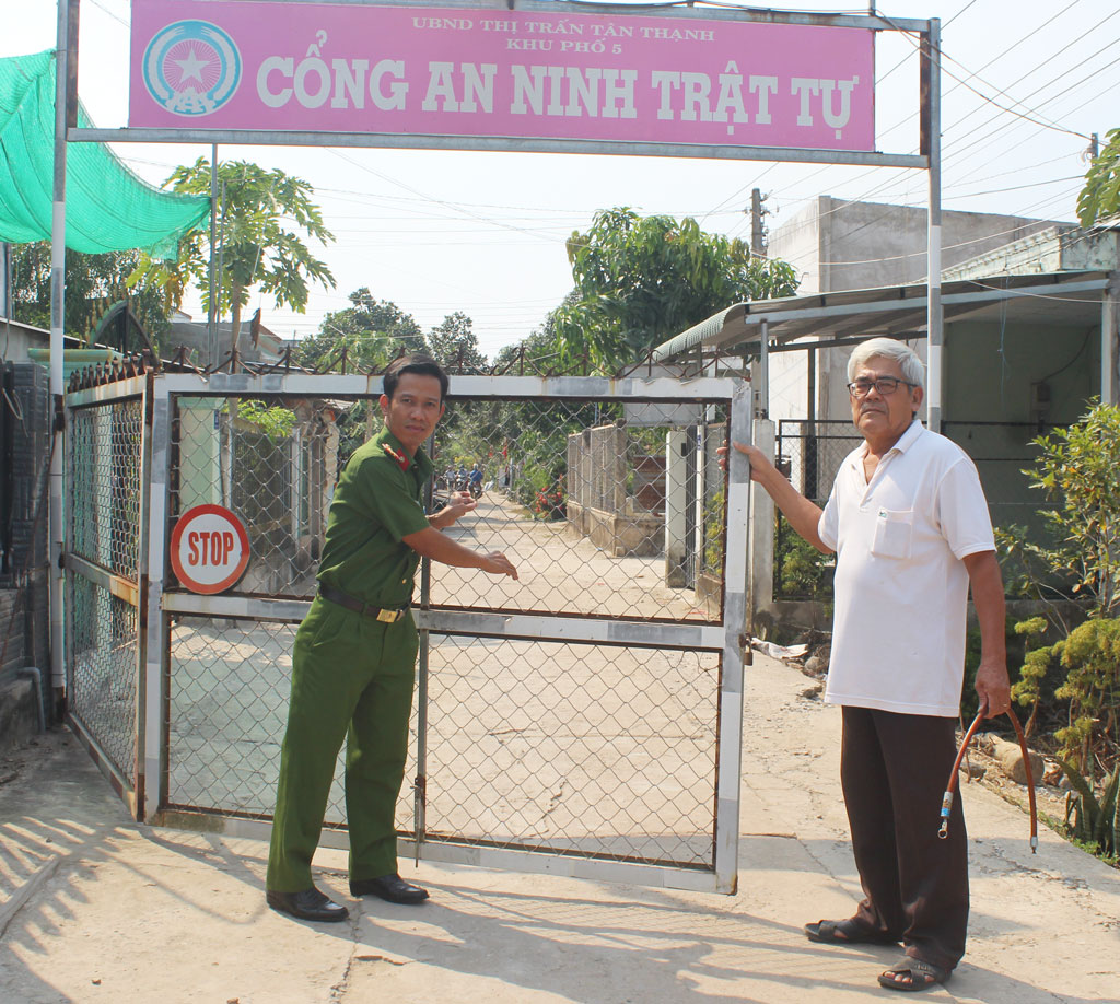 Ông Đặng Phước Thoại (bên phải) chung tay thực hiện hiệu quả mô hình Cổng an ninh, trật tự