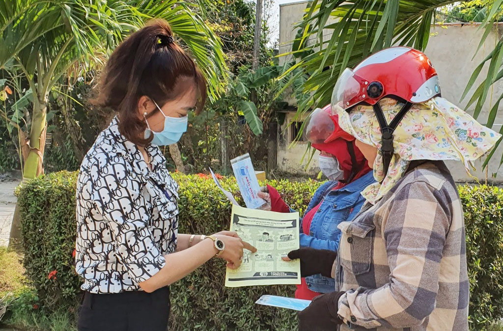 Hội Liên hiệp Phụ nữ Việt Nam xã Khánh Hưng phát tờ rơi tuyên truyền về phòng, chống dịch bệnh Covid-19 cho hội viên và nhân dân