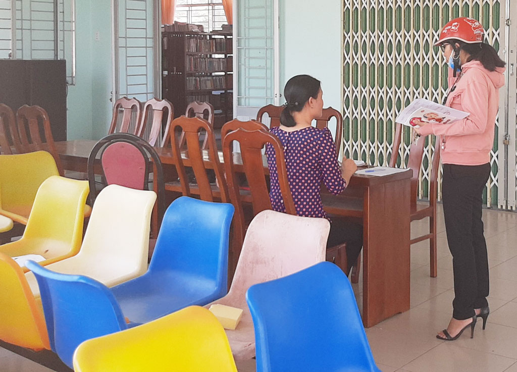 Thư viện huyện Vĩnh Hưng, bàn đọc sách của thư viện được dời ra bên ngoài sảnh nhà thiếu nhi, tạo không gian mở giúp thu hút các em hơn