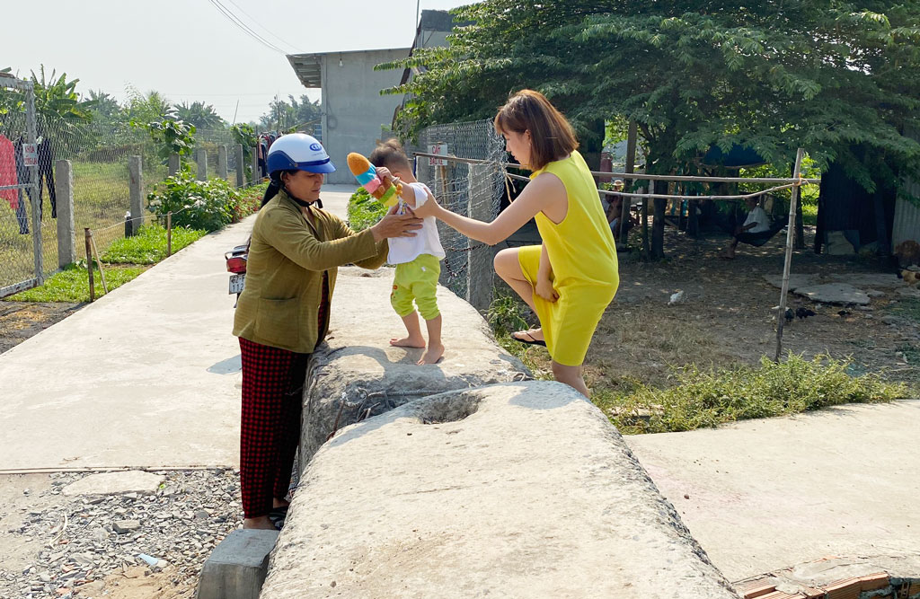 Gia đình bà Nguyễn Thị Nga hàng ngày phải trèo qua khối bêtông