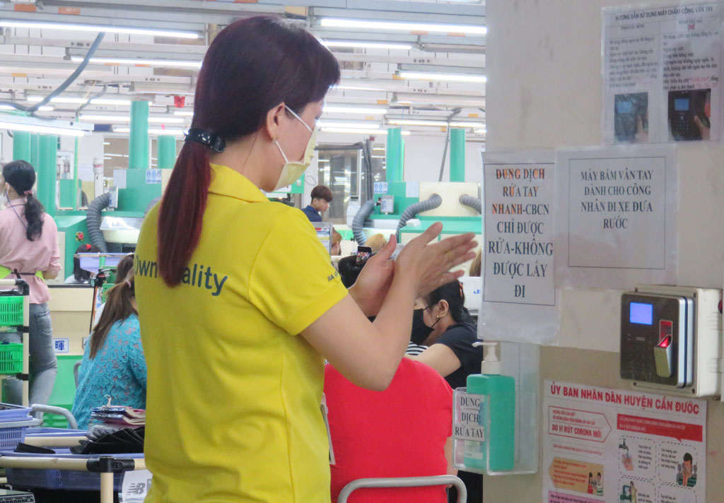 Người lao động tại Công ty TNHH Jia Hsin được bố trí nơi rửa tay gần nơi làm việc