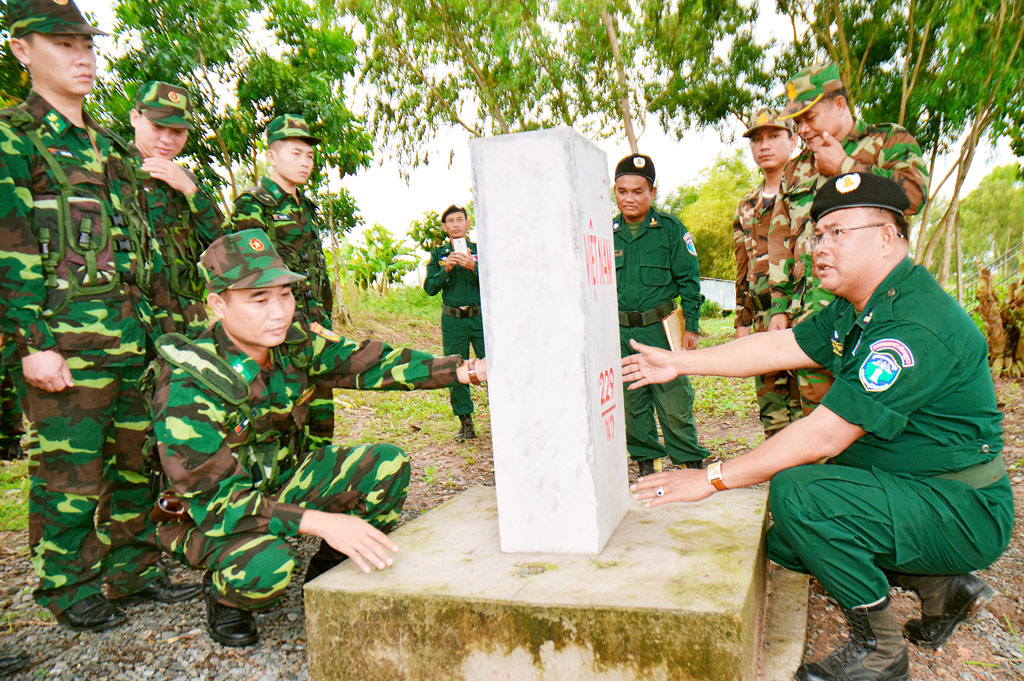 Một buối tuần tra song phương của lực lượng biên phòng Việt Nam - Campuchia
