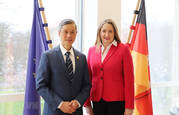 Vietnam intensifies ties with German state President of the State Parliament of Lower Saxony (Niedersachsen) of Germany Gabriele Andretta (R) and Ambassador Nguyen Minh Vu (Source: VNA)