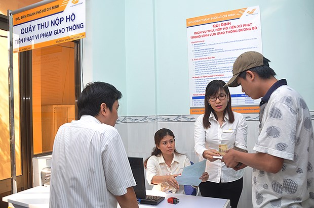 Người dân đăng ký nộp phạt vi phạm giao thông và nhận lại giấy tờ tại Bưu điện Bình Chánh, Thành phố Hồ Chí Minh. (Ảnh: Bưu điện Việt Nam)