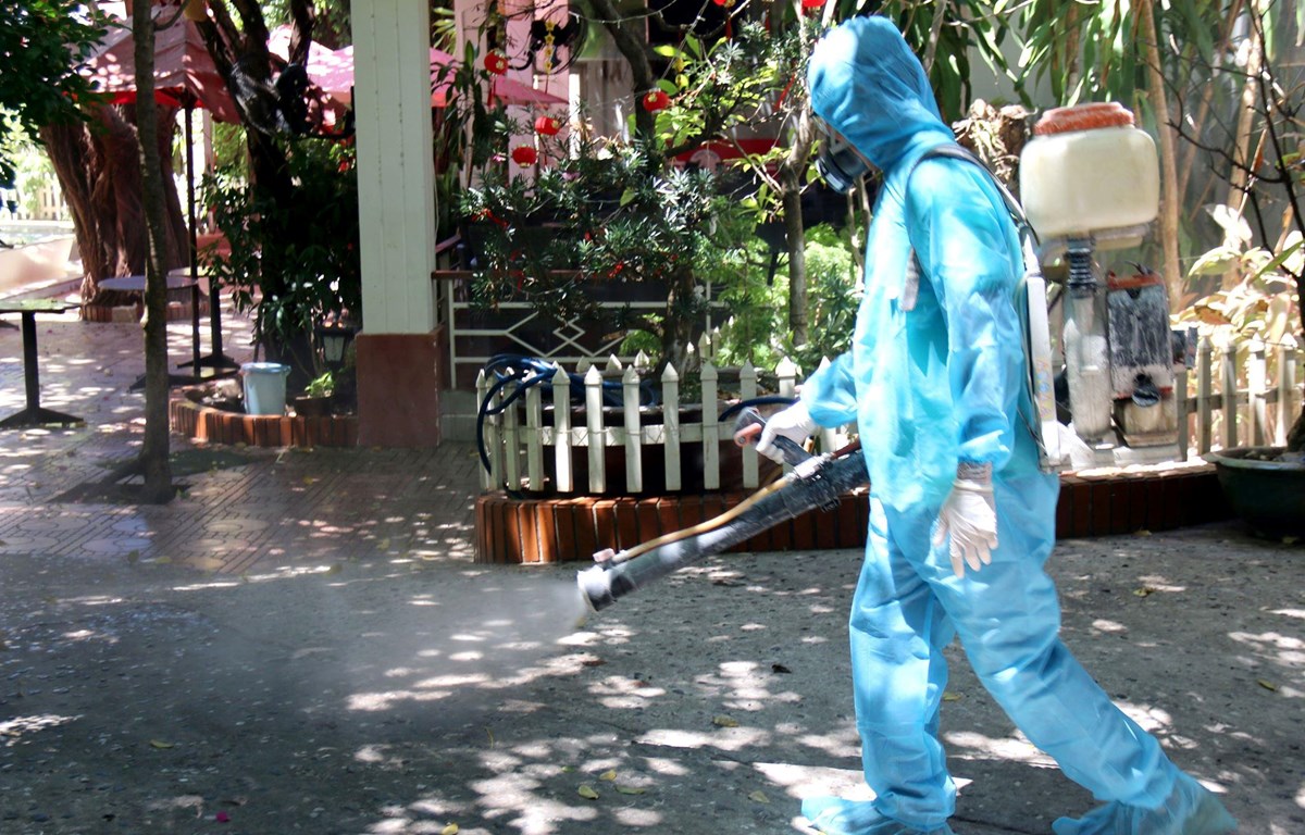 Phun thuốc sát khuẩn khu vực các trường hợp mắc COVID-19 tại tỉnh Bình Thuận đã tiếp xúc. (Ảnh: Nguyễn Thanh/TTXVN)