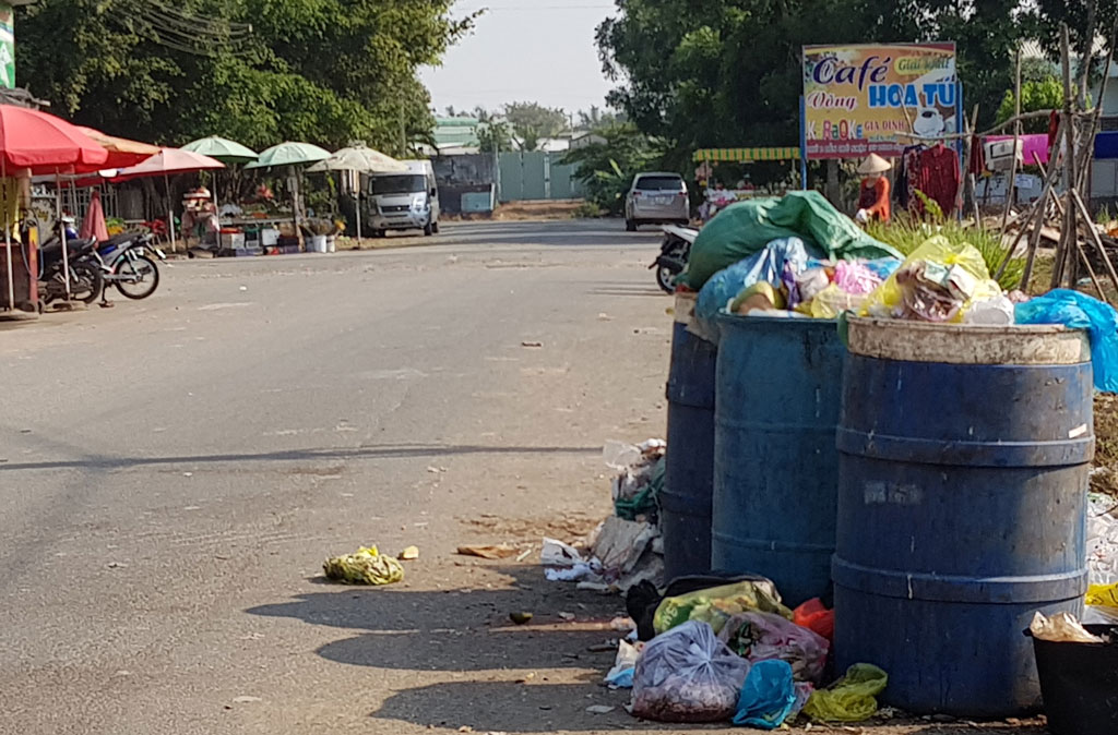 Rác thải không được thu gom kịp thời, chất thành đống tại các tuyến đường trong Khu tái định cư Tân Đức