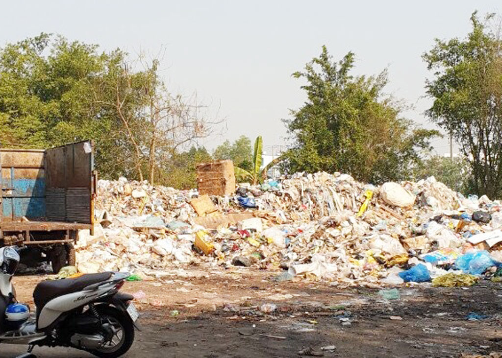 Bãi tập kết rác thải công nghiệp của Khu công nghiệp Tân Đức tồn tại giữa Khu tái định cư dành cho người dân