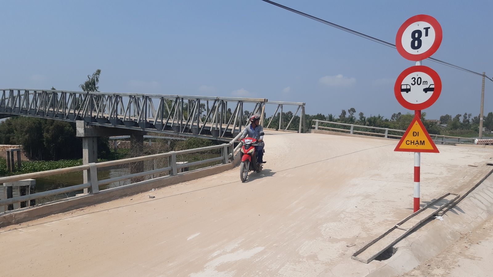 Cầu bắc qua kênh 79, xã Vĩnh Đại, huyện Tân Hưng đã đưa vào sử dụng