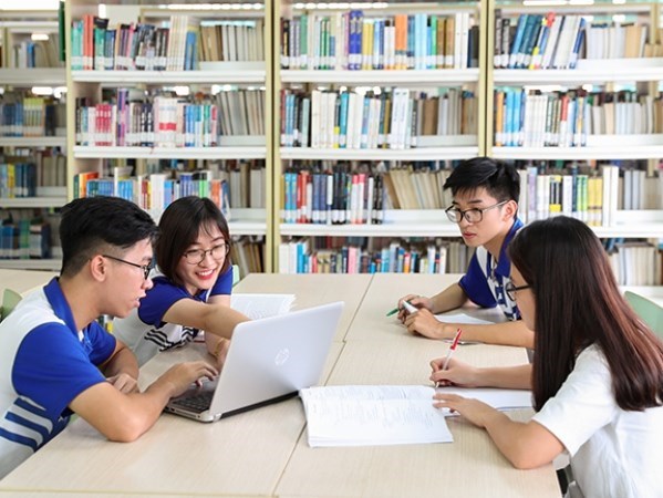 Students of Hanoi National University studying in the library (Photo: VNA)