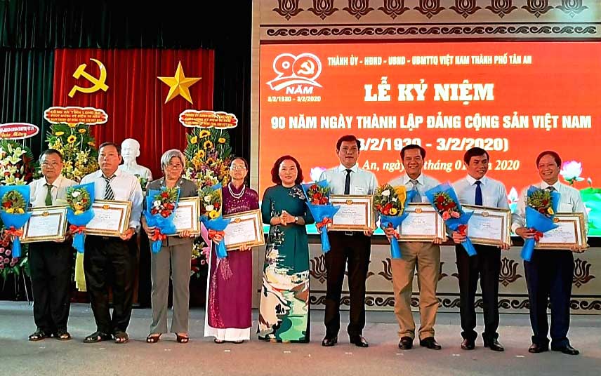 Sáng mãi phẩm chất “Bộ đội Cụ Hồ” Bà Trần Thị Liên (thứ 4, từ trái sang) được khen thưởng đảng viên đạt thành tích xuất sắc trong hoạt động kỷ niệm 90 năm Ngày thành lập Đảng Cộng sản Việt Nam