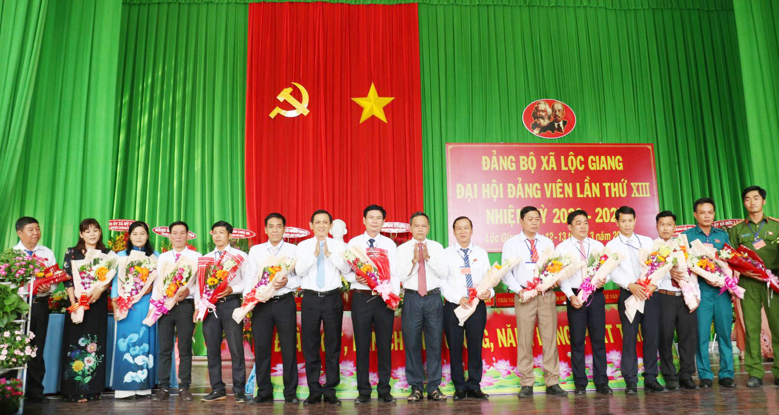 Bí thư Huyện ủy Đức Hòa - Phan Nhân Duy cùng Phó Bí thư Thường trực Huyện ủy Đức Hòa-Nguyễn Văn Đoạn tặng hoa chúc mừng Ban Chấp hành Đảng bộ xã nhiệm kỳ 2020-2025