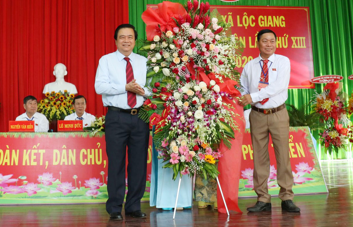 Bí thư Tỉnh ủy, Chủ tịch HĐND tỉnh - Phạm Văn Rạnh (bên trái) tặng hoa chúc mừng tại Đại hội