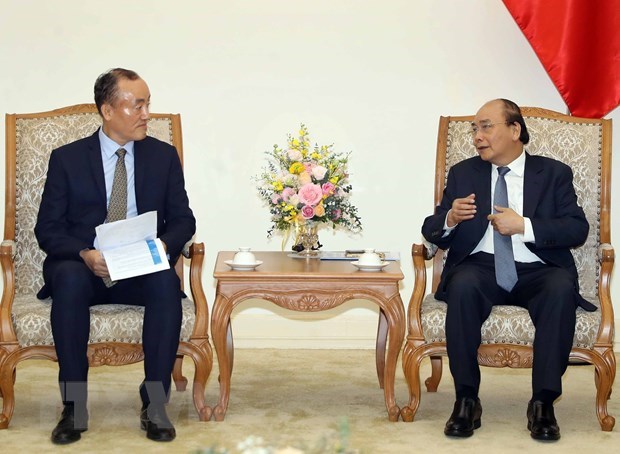 PM: Vietnam pools all resources to fight COVID-19 Prime Minister Nguyen Xuan Phuc (R) and WHO Representative in Vietnam Kidong Park (Photo: VNA)