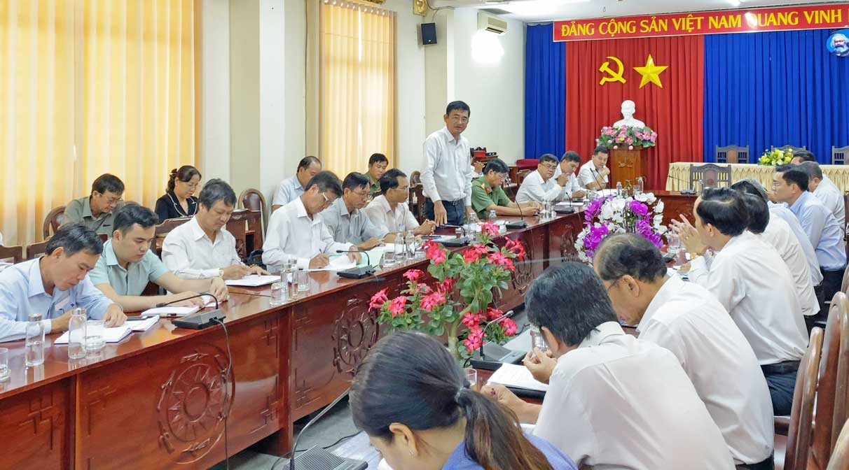 Phó Chủ tịch UBND tỉnh - Phạm Văn Cảnh yêu cầu các chủ đầu tư báo cáo giải trình cụ thể về các dự án chưa giải ngân và giải ngân thấp