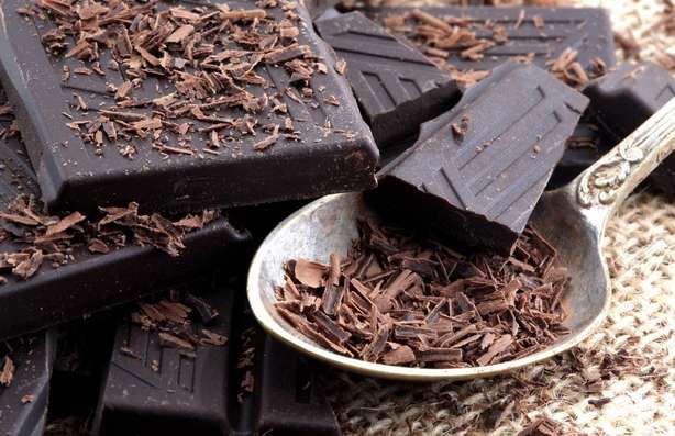 Chocolate đen: Chocolate đen giàu magie - một chất thiết yếu đối với các chức năng sinh hóa của cơ thể. Các chất chống oxy hóa trong chocolate còn giúp giảm căng thẳng, hạ huyết áp, giúp bạn thư giãn./.