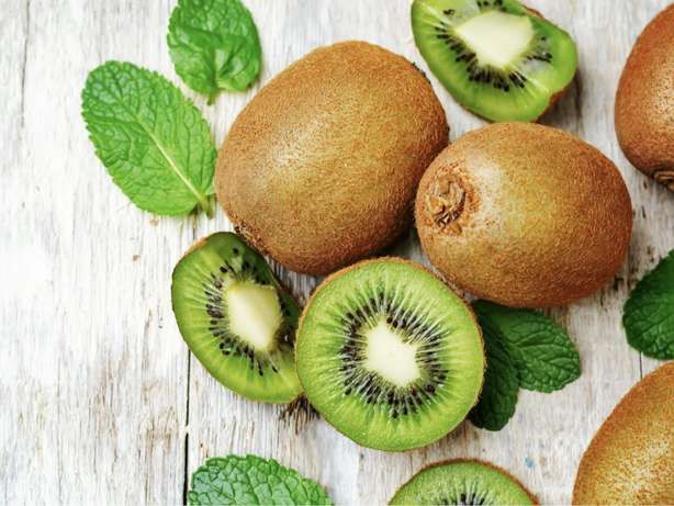 Quả kiwi: Kiwi giúp tăng cường hệ miễn dịch, cải thiện chức năng hô hấp và tuần hoàn. Ăn kiwi trước khi đi ngủ giúp bạn ngủ sớm hơn và ngủ lâu hơn.