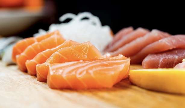 Các loại cá béo: Tổ hợp omega-3 và vitamin B6 trong các loại cá béo như cá ngừ, cá hồi hay cá chim giúp tăng hàm lượng chất dẫn truyền thần kinh serotonin và melatonin, giúp bạn ngủ nhanh hơn và lâu hơn.